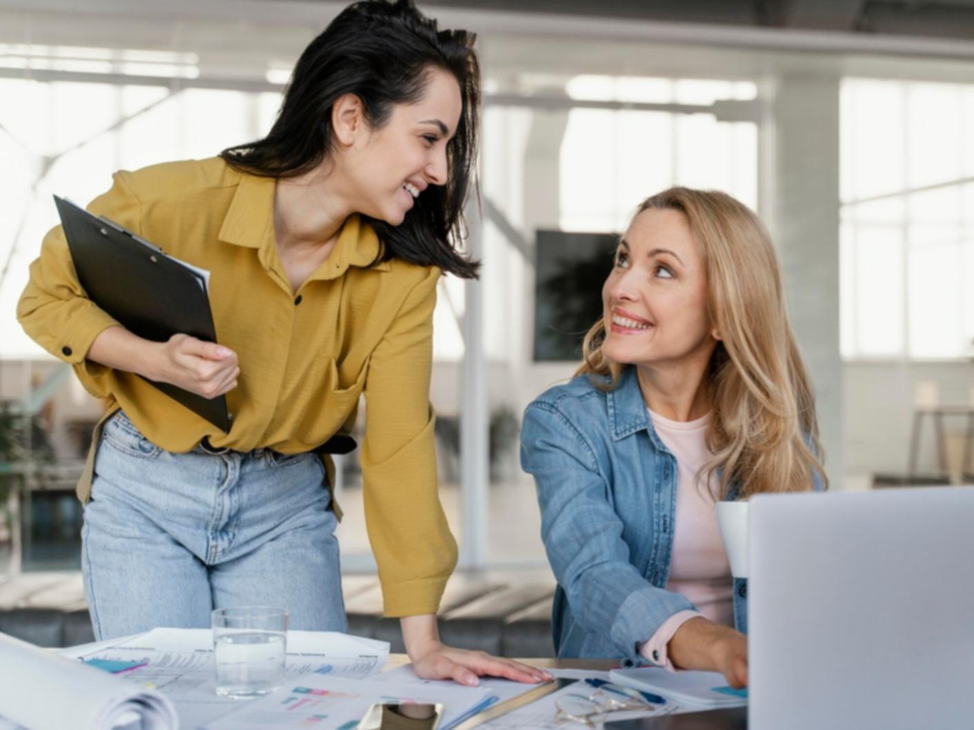 Professionelle Beratungssituation mit Dokumenten und Laptop